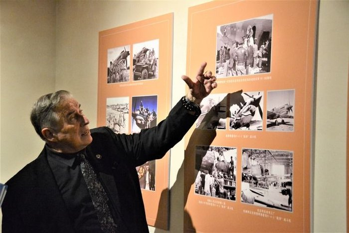 2025年6月24日，美中航空遗产基金会主席杰弗里·格林在位于福州市的福建博物院参观“铭记英雄——飞虎队主题历史图片展”。新华社记者 李昊泽 摄