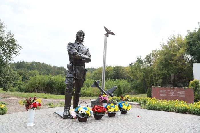 这是2025年9月1日在乌克兰切尔卡瑟州切列平村拍摄的库里申科纪念雕像。新华社记者 李东旭 摄
