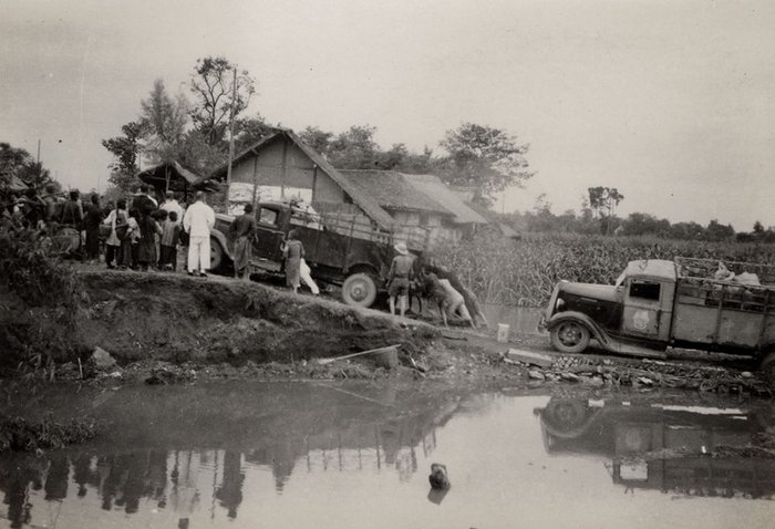 1937年，第三批南迁四川的文物在川陕公路运输的艰苦状况（资料照片）。新华社发