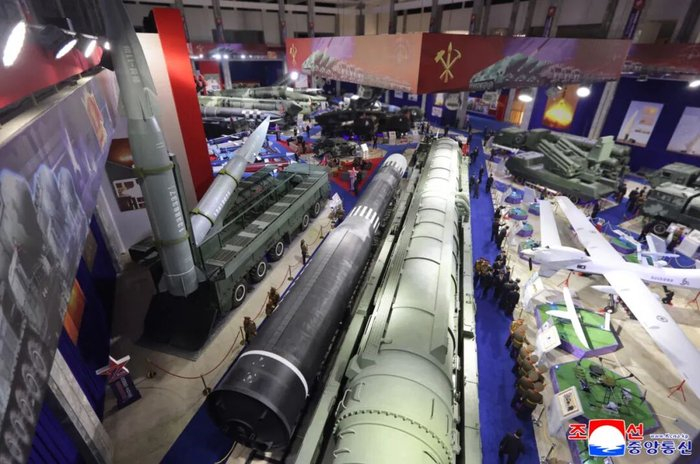 這是朝中社發(fā)布的武器裝備展照片。新華社/朝中社