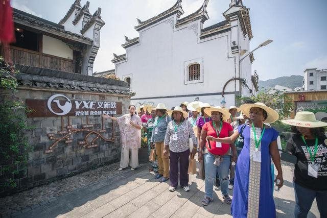9月18日，参加能力建设研修班的中非共和国妇女官员，在浙江省义乌市李祖村调研。（受访者供图）