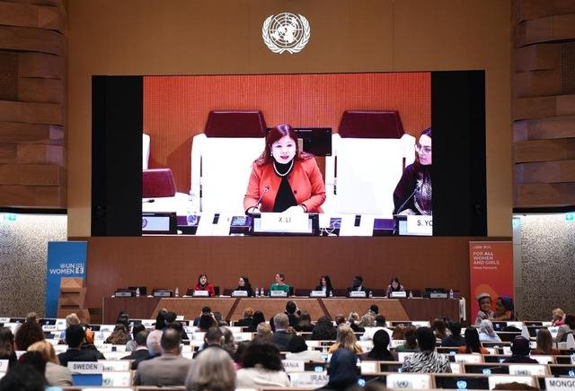 3月7日，在瑞士日内瓦万国宫，中国代表在联合国国际劳动妇女节纪念活动暨北京世界妇女大会三十周年对话会上讲话。新华社记者 连漪 摄
