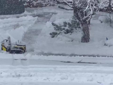 美国居民实拍中国机器人扫雪：快吸厚厚积雪清道 网友留言问咋买