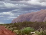 飞沙走石！实拍澳大利亚沙尘暴来袭：沙墙高耸云端 吞没矿区