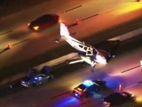 美国一飞机迫降时在公路撞上汽车