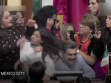 墨西哥城议会发生骚乱：议员们互相揪头发、推搡叫喊 围观人员拿手机拍照