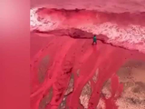伊朗海滩暴雨后变血红色：红色泥流倾泻而下 漫长海岸线尽染