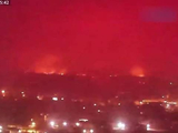美国一州山火蔓延似炼狱：熊熊火光烧红夜空 疑大风吹断电线引发