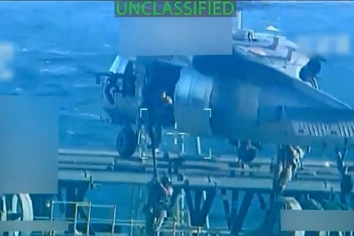 委内瑞拉军舰与美军对峙图