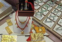 店员称目前千元内几乎买不到金饰：很多顾客选择换新降低支出