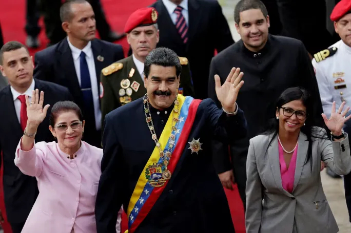 2017年，委内瑞拉加拉加斯，罗德里格斯（前排右一）与马杜罗夫妇。（资料图）