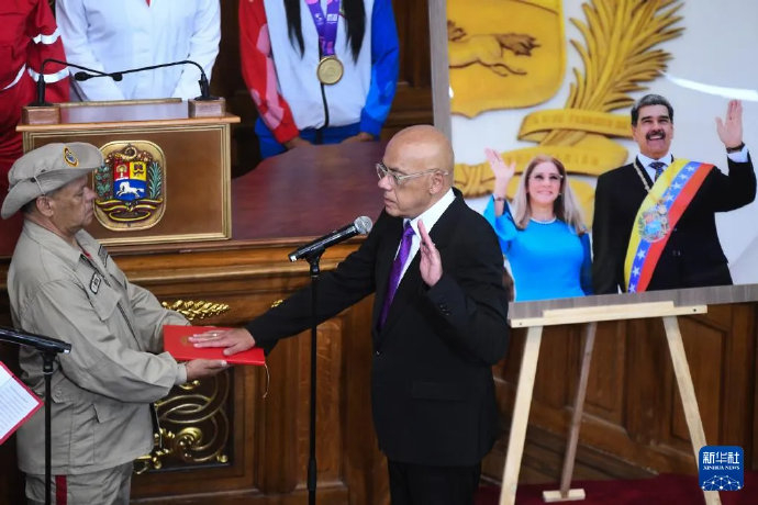 1月5日，在委内瑞拉加拉加斯，再次当选的委内瑞拉全国代表大会主席豪尔赫·罗德里格斯（右）宣誓就任。图源：新华社