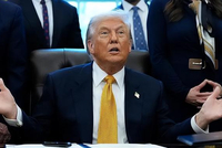 特朗普笑纳诺贝尔和平奖奖章