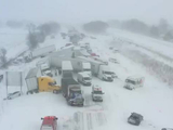 美国密歇根州上百辆车连环相撞 航拍画面：积雪中车辆堆叠阻塞道路