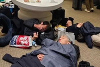 航班大量取消！超市货架被抢空！约7000人滞留机场，日本北海道遇罕见暴雪，数百名游客在地下通道过夜