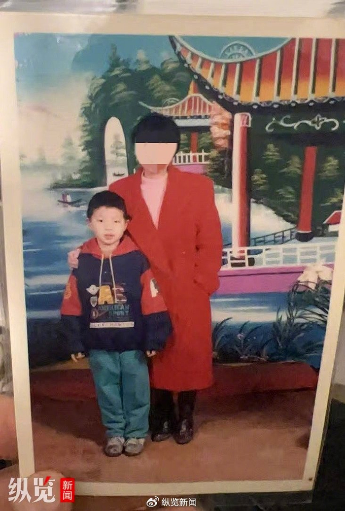 　吴燕生前和儿子黄侠的合影。（来源/@四川泸州白骨案受害者儿子）