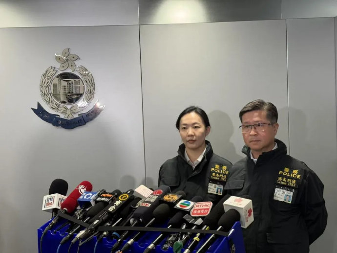 　　香港警务处港岛总区刑事总部（行动）警司冼国明（右）和港岛总区重案组第三队总督察林嘉澄交代案情