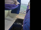 Z53次列车运行途中有车窗破碎，中国铁路昆明局：一旅客轻微擦伤