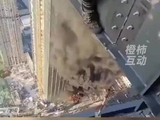 伊朗导弹击中以色列高楼，中国工人在高空作业拍下惊魂一刻