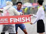 外媒痛批万州马拉松！爆料冠军多次向裁判解释，仍被强行推出赛道