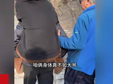 “你咋骑老头下山”，小伙爬山崴脚被70岁大爷背下山，一路闲聊被轮番暴击