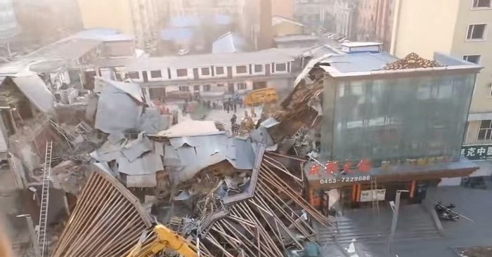 坍塌后。”该住户称，那一块没有完全塌掉。曾是一家银行。由于仍有人员被困，图源网络<p cms-style=