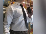 酒店员工好心提醒小孩别玩旋转门，家长怒怼“吓着孩子了”，报警后员工鞠躬道歉
