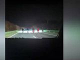 5个人并排在公路上骑摩托，警察：我来看看怎么个事儿
