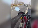 摩友路遇轿车翻车起火连救2人，人刚救出，轿车随即起火