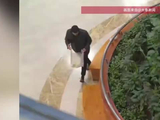 餐馆老板将未卖完干净饭菜打包放在医院，让有需要的人免费自取