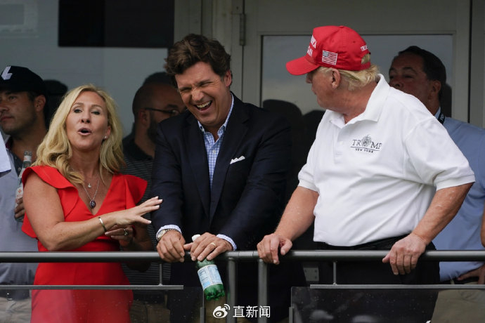 2022年7月31日，前众议员玛乔丽·泰勒·格林、塔克·卡尔森和唐纳德·特朗普观看高尔夫球手比赛。