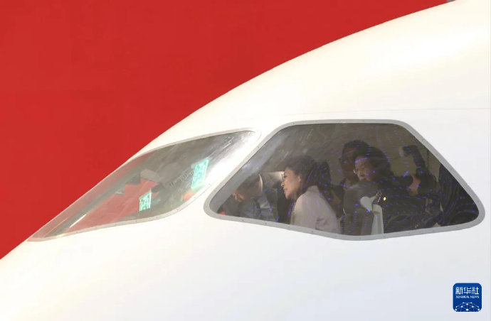 4月9日，中国国民党主席郑丽文率领国民党访问团参访中国商飞。（新华社）