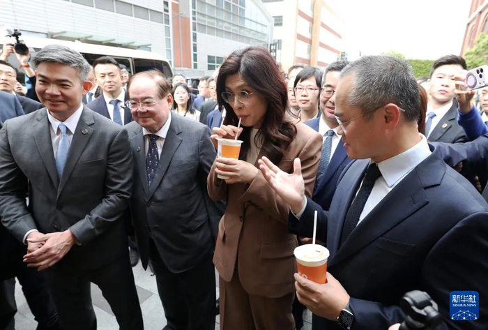 4月8日，郑丽文率国民党访问团参访美团上海总部，在体验无人机送外卖时品尝自己点的奶茶。（新华社）