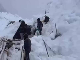 俄罗斯一地突发雪崩 救援现场：房屋被雪掩埋 2人被困雪下