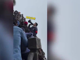 本想吐槽梵净山人多结果被喊燃了，“我们要一步步爬到最高，在顶峰相见”