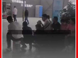 视频 | 降价房源深夜排队，早上辣椒水赶人，“先到先得”的底线在哪？直击深圳幸福城臻园开盘现场！