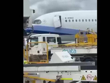 中华航空一架客机在墨尔本与廊桥碰撞：机舱门被扯歪