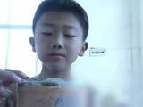 9岁男孩与爷爷相依为命，不舍得吃肉带回家给爷爷感动全网，老人：不会让他被收养