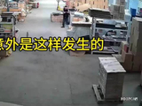 倒霉熊不是停播了吗？男子被上百斤铁棍砸脚，试图用“跳舞”缓解疼痛，监控曝光