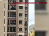 广东汕头一女子抛撒大量港币引争抢，当地通报