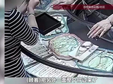 女子到金店查看金饰，不顾店员提醒暴力旋拧金饰部件，拧断后却不买不赔