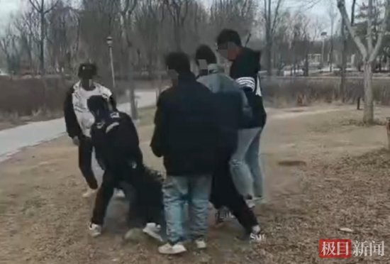 小泽被殴打（视频截图）