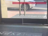 离谱！中国游客在美国酒店拿起零食看了一眼，账单上多了一笔费用，没吃也被收钱