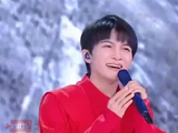 周深第5次亮相北影节闭幕式