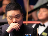 丁俊晖爬上球台逗笑全场观众，英媒赞其松弛，没被赵心童火力冲垮