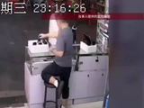 男子在手机店内拿起一部9000元手机后径直逃跑，店主：已有防范，但没追上 掌闻视讯