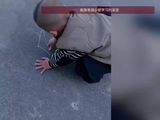 苏州32个月萌娃无师自通写书法，捡块石头就能写，妈妈：全靠他自己摸索