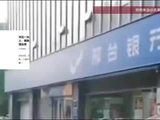 女子用轮椅推患病亲属到银行取“救命钱”被拒，家人：嘴角流血，人都快没气了