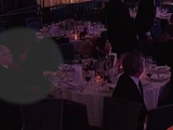白宫晚宴枪击现场视频曝光：一男子淡定吃沙拉，一女子顺走桌上酒水