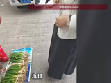 女子6元“包圆”老人的葱，却在葱袋里发现22元钱，苦寻2天将钱归还